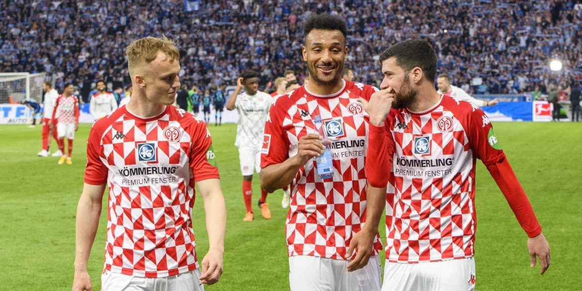 Transfergerüchte: Schalke will weiteren Bundesliga-Spieler ausleihen – Freiburg-Star international umworben